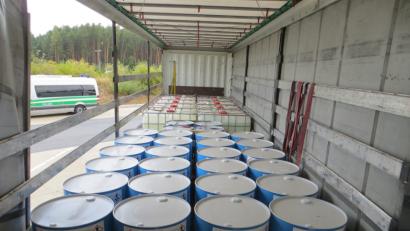 Bild: exb/Polizei
Die Polizeibeamten trauten ihren Augen nicht. Fässer voller Gefahrgut standen auf der Ladefläche als würde es sich um Wasser handeln..