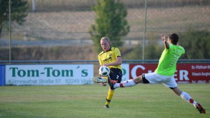Bild: brü
Bernhard Miodecki (links) vom FC Amberg zieht hier ab, vor Dominik Obermeier versucht noch an den Ball zu kommen.