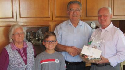 Bild: sck
Glückwünsche zum 80. Geburtstag überbringen hier (von links) seine Schwester Mathilde, Patenenkel Bastian und 2. Bürgermeister Herbert Lehner dem Jubilar Hermann Strauß.