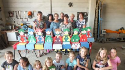 Bild: soj
Stolz zeigen die Kinder ihre selbst gestalteten Kantenhocker, mit dabei Vorsitzende Inge Geißler (hi.3.v.li) und Mitglieder der Vorstandschaft des Gartenbauvereins
