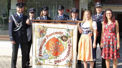 Bild: exb
Eine Abordnung der Feuerwehr Dürnersdorf besuchte die Stickerei in Engelsberg, um Details für die neue Fahne festzulegen: (von links) Florian Plank, Josef Hauser, Johannes Setzer, Dietmar Weinfurtner, Robert Köppl, Franziska Frey, Franz Lorenz und Carmen Zwislsperger.