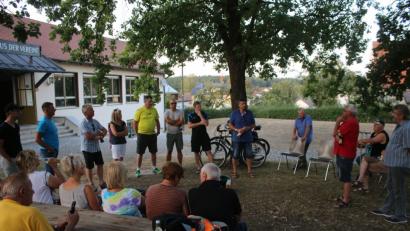 Bild: sne
Vor dem Haus der Vereine tauschte sich Bürgermeister Edgar Knobloch mit den Gmünder Bürgern über die Situation im Dorf aus.