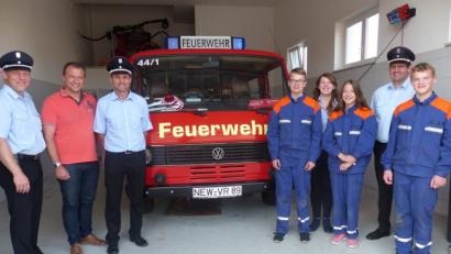 Bild: sl
Die erfolgreichen Absolventen vor dem Feuerwehrauto, das bei der Lerauer Wehr bald Geschichte sein wird.
