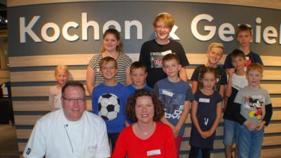 Bild: enz
In der Showküche des Möbelhauses Gleißner kochten Johann und Silvia Lemberger von der Altmugler Sonne mit Ferienkindern ein Drei-Gänge-Menü.