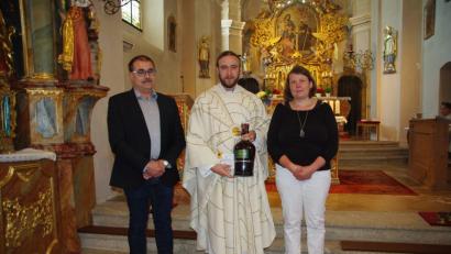 Bild: exb
Pfarrgemeinderatssprecherin Sabine Schrems und Wolfgang Kreger (links) von der Kirchenverwaltung überreichten an Kaplan Florian Weindler Abschiedsgeschenke.