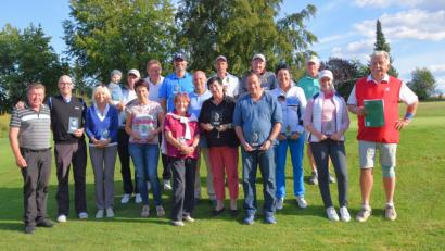 Bild: bö
Sie sind die neuen Clubmeister in den Einzelwertungen beim Golf- und Landclub in Schmidmühlen. Ihnen gratulierte Präsident Harald Thies (links) und Paul Cormann (Zweiter von links). Von rechts Spielführer Reinhold Scharl und Laura Renner.