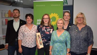 Bild: bnr
Die Wahlkampfveranstaltung von Bündnis 90/Die Grünen hatte die Bürgerenergie zum zentralen Thema. MdB Lisa Badum (Mitte), die klimapolitische Sprecherin der Bundestagsfraktion, setzte sich damit sehr engagiert auseinander. Zu diesem Thema meldeten sich auch die Kandidaten für den Landtag und den Bezirkstag zu Wort. Von links: Benjamin Quaas, Anna Tomann, Marion Junic-Möller, Bezirksvorsitzende Tina Winkelmann und Kreisvorsitzende Elisabeth Bauer.