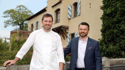 Bild: Gerhard Götz
Robert Morgan (links), der 32-jährige Chefkoch des Restaurants „Kastell“ auf der Burg Wernberg, freut sich über eine sehr positive Bewertung im neuen Heft „Der Feinschmecker“. Hotelmanager Johannes Lehberger (rechts) ist stolz auf den Spitzenkoch.