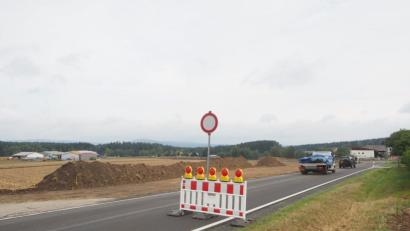 Bild: gz
Die Straßensperre für alle Fahrzeuge beim Gewerbegebiet wird von einigen Verkehrsteilnehmer nicht beachtet.