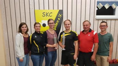 Bild: exb
Zweiter Vorsitzender Robert Kraus (rechts) gratulierte den Erstplatzierten der Clubmeisterschaft (von links) Marie Gradl, Carina Piehler, Melanie Piehler, Tobias Braun und Karl Mutzbauer.