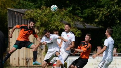 Bild: ham
Da half aller Einsatz nichts: Alexander Mitushev (links) und die SG Niedermurach/Pertolzhofen hatten gegen Spitzenreiter SpVgg Pfreimd II am vergangenen Spieltag keine Chance. Bei der DJK Dürnsricht-Wolfring ist die SG dennoch eindeutig in der Favoritenrolle.
