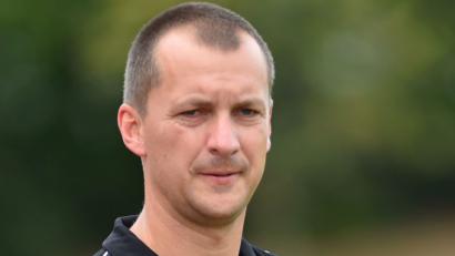 Bild: Alfred Schwarzmeier
Der Trainer der SpVgg Vohenstrauß, Matthias Müller, kann mit dem bisherigen Saisonverlauf mehr als zufrieden sein. Nach sechs Spielen führt seine Mannschaft mit der Maximalausbeute von 18 Punkten die Kreisligatabelle an. Gegen die DJK Weiden soll jetzt der siebte Dreier in Folge her.