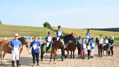 Bild: fjo
Prüferin Heidi Stubenvoll (rechts) ist im "Ponyhof am Heilinghaus" von Yvonne Gleißner (Mitte) gekommen. zufriden mit den Leistungen der Reiter, die dank Trainerin Eva Lukas (Dritte von rechts) bestens vorbereotet waren.
