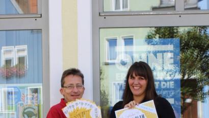 Bild: exb
Martin Neumann (Federführendes Amt der Partnerschaft für Demokratie) und Anna Schätzler (Koordinierungsstelle) präsentieren den Flyer und das Plakat zum "Democracy Slam".