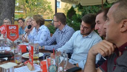 Bild: Kunz
Aufmerksam lauschen die Genossen den Ausführungen von MdL Annette Karl.