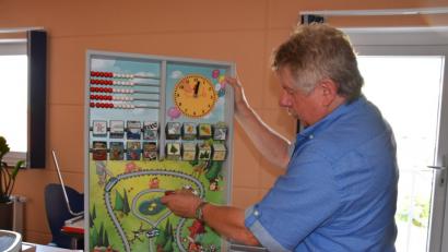 Bild: esa
Erich Sperber, Geschäftsführer von Volante in Windischeschenbach, zeigt eine Spielwand für das Kinderabteil im ICE4. Volante stellt Teile der Verkleidung, Tische und Schränke für den ICE4 her.