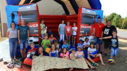 Bild: wro
In und vor der Hüpfburg können sich die Mädchen und Buben austoben.