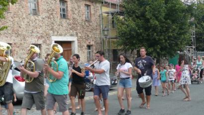 Bild: amö
Mit Blasmusik ging es für die Kinder hinein in die Märchenwelt.