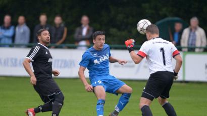 Bild: ref
Germanen-Torwart Daniel Schmidt (rechts) köpft gerade noch den Ball außerhalb des Sechzehners vor dem heranstürmenden Daniel Lopez (Mitte) weg. Links der Amberger Verteidiger Donald Jakob.