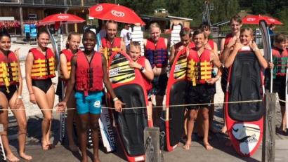 Bild: exb
Beim Ferienprogramm der Freien Wähler Kastl haben die Kinder und Jugendlichen auf den Waserski und -boards viel Spaß.