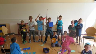 Bild: jzk
Betreuerin Tina Prechtl (hinten, Zweite von rechts) steht den Kindern mit Rat und Tat zur Seite.