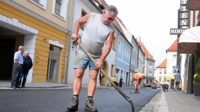 Bild: Stephan Huber
Dieser Teil der Unteren Nabburger Straße sieht jetzt wieder wie neu aus, nachdem am Freitag Asphaltierungsarbeiten den ersten Bauabschnitt der Kanalauswechslung abschlossen.
