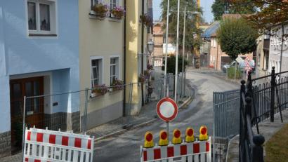 Bild: jr
Voraussichtlich noch bis Mitte September bleibt die Konnersreuther Ortsdurchfahrt gesperrt. Im jetzt erst begonnenen zweiten Bauabschnitt gilt die Sperrung zwischen dem Rathaus und der Raiffeisenbank.