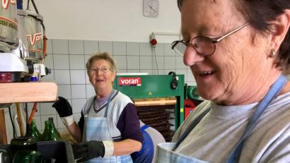 Bild: gri
Maria Hummel (links) und Betti Lehmeier beim Abfüllen des Saftes.