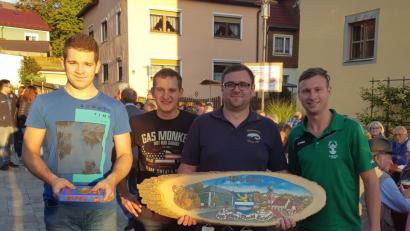 Bild: gz
Schützenmeister Fabien Wild (rechts) und Jugendsportleiter Christoph Brenner (Zweiter von links) gratulieren Marktmeister Patrick Hopfner und Vizemeister Thomas Grießl (links).
