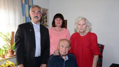 Bild: bey
Anton und Marie Tschannerl feiern mit Tochter Gabriele Eiserne Hochzeit. Bürgermeister Dr. Karl-Heinz Preißer bringt neben seinen Glückwünschen auch ein Geschenk des bayerischen Ministerpräsidenten mit.