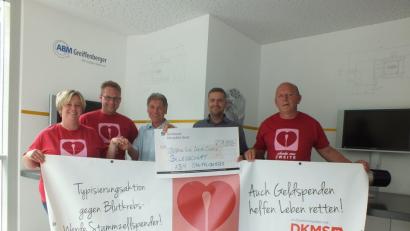 Bild: soj
Josef Söllner, die Betriebsräte Jan Tröger und Ottmar Wiche, Johannes Bauer und Sandra Schmelber freuen sich über den Erfolg der laufenden Spendenaktion.