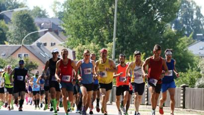 Bild: eib
Start in Stadlern. Mit der Startnummer 106 mit blauen Trikot in der ersten Reihe der spätere Sieger bei den Männern, Jiří Voják von Mílaři Domažlice, in 1:15:23. Den zweiten Platz erreichte Štěpán Boháček vom Runsport Team, Chocen, in 1:20:55 (Startnummer 137, ganz rechts), Dritter wurde mit Startnummer 45 (erste Startreihe links) der schnellste Deutsche, Dirk Hohmann von der SG Indersdorf in 1:21:40. Michael Knott, Lokalmatador vom WSV-Schönsee, kam in der Zeit von 1:29:27 als Zwölfter ins Ziel (Dritter von rechts).
