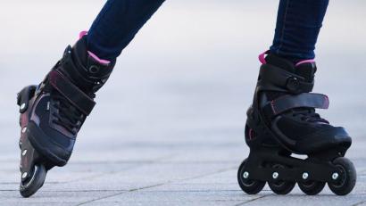 Bild: Bernd Thissen/dpa
Für drei junge Männer war es ein Spaß. Für den Unternehmer, in dessen Werkhalle sie nachts Inlineskater fuhren, war es Hausfriedensbruch. Damit wurde die Sache ein Fall fürs Gericht.