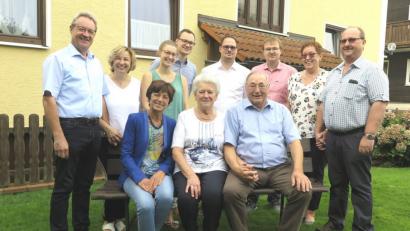 Bild: Hirsch
Unter anderem Bürgermeisterin Ulrike Roidl gratulierte dem Ehepaar Niebler zur Diamantenen Hochzeit (von links).