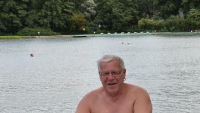 Bild: pens
Rainer Klein (67) ist Stammgast im Schätzlerbad. Wenn er nicht gerade seine Bahnen zieht, trifft man ihn auf dem Steg beim Zeitunglesen.