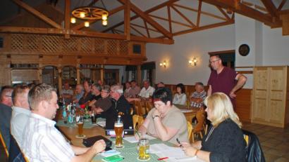 Bild: enz
In der Gaststätte „Adamhof“ kamen die Mitglieder des Fremdenverkehrsvereins zusammen, um das Kartoffelfest am 7. Oktober vorzubereiten.