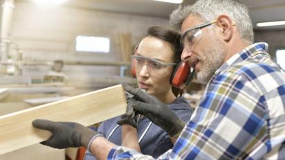 Bild: Foto: goodluz – Fotolia.com
Lernen vom Meister: Die Ausbildung im Handwerk gilt als sehr gut.