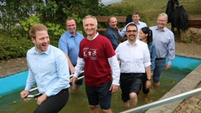 Bild: gru
Hinter dem Landtagsabgeordneten Harald Schwartz, der für den Anlass das neue Kneipp-T-Shirt übergestreift hat, reihen sich Klaus Holetschek, Kindergartenleiterin Sonja Winter, CSU-Gemeinderat Peter Mauritz und 2. Bürgermeister Hans Klann in die Kolonne der Wassertreter ein.