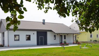Bild: ü
In Altzirkendorf wird am Sonntag gefeiert: Die Dorfgemeinschaft lädt zur Einweihung der neugebauten Gemeinschaftshalle ein. Diese besteht aus einemn Aufenthaltsraum und einem zweiten großen Raum, der als Depot und auch als Festhalle genutzt werden kann.