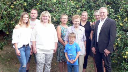 Bild: lep
An ihrem Ehrentag musste Rosina Vogl, geborene Burkhart viele Hände schütteln. Im Kreise ihrer Kinder und Enkel fühlt sich die Jubilarin (vorne, zweite von rechts) am wohlsten. Zum Gratulieren kam auch Bürgermeister Jürgen Kürzinger (vorne rechts).