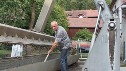 Bild: prh
Auch wenn die beiden Turbinen im Wasserkraftwerk Hammerharlesberg nahe Weiden wegen des niedrigen Wasserstandes in der Waldnaab momentan stehen, geht Betreuer Heinz Schmidt die Arbeit nicht aus.