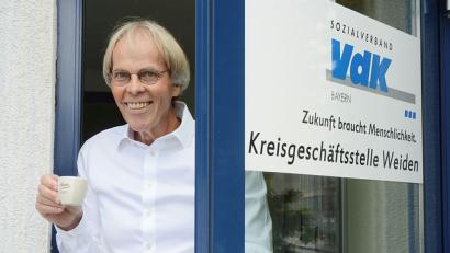 Bild: Gabi Schönberger
Auf eine letzte Tasse Kaffee in der VdK-Geschäftsstelle: Am Freitag verabschiedet sich Siegmund Bergmann, langjähriger Geschäftsführer des Sozialverbands, offiziell in den Ruhestand.