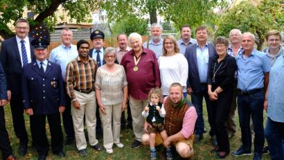 Bild: ohr
Großer Bahnhof für Hans-Ludwig Gerl (Mitte, links daneben Gattin Hildegard, im Vordergrund Enkel Philipp mit Urenkel Nicklas) zum 80. Geburtstag. Glückwünsche überbrachten Pfarrvikar Joseph Kokkoth (Fünfter von links) und Bürgermeister Hans Prechtl (Zweiter von links) mit Stellvertreter Thomas Rohrwild (links) sowie die Repräsentanten von sieben Ortsvereinen.