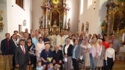 Bild: bk
Sie sind sich seit 60 Jahren Halt und Stütze: Hans und Berta Ritter (vorne, sitzend) spüren an ihrem Ehrentag die Dankbarkeit und Wertschätzung ihrer großen Familie.