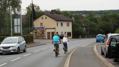 Bild: Petra Hartl
Dieses Bild wird künftig vorherrschen: Radfahrer müssen in der Hofgartenstraße die Fahrbahn benutzen und dürfen nicht mehr auf den Gehsteig.