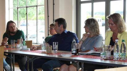 Bild: bjp
Aufmerksam notierte sich Sozialministerin Kerstin Schreyer (rechts, neben Bürgermeisterin Carmen Pepiuk) die Anregungen und Kritikpunkte, die die "LearningCampus"-Geschäftsführer Stephan Müller (links) und Dr. Benjamin Zeitler in der Gemeindehalle "Alte Säge" vortrugen. Bild: bjp