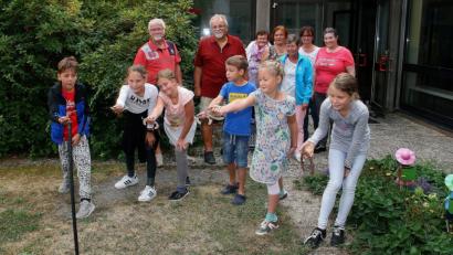 Bild: wro
Zu einem Westernnachmittag, bei dem Square Dance geübt wird, gehört auch das beliebte Hufeisenwerfen. Die beiden Vorsitzenden Ulrich Weig und Josef Steinkohl (hinten, links) haben sichtlich Spaß.
