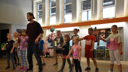 Bild: pbfm
Trainer Chris macht der Gruppe die Bewegungen vor, die Kinder machen sie nach.