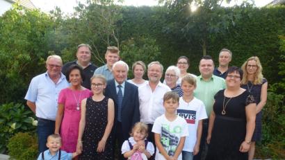 Bild: bk
Scherzhaft hat das Weiherhammerer Urgestein Glückwünsche zum Siebzigsten erhalten. Alois Zanner, vorne mit Binder und im Kreis seiner Familie, ist aber schon 90 und in jeder Hinsicht beneidenswert vital.