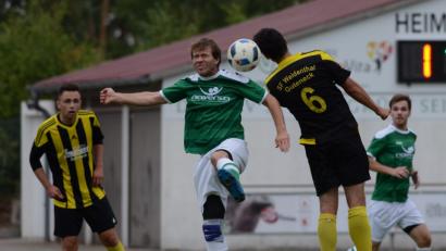 Bild: ham
Dennis Humbs (Zweiter von links) und der TSV Stulln sind beim Nachbarn in Schmidgaden gefordert. Die SF Weidenthal/Guteneck um Oliver Eckl (Zweiter von rechts) erwarten Spitzenreiter SC Ettmannsdorf II.